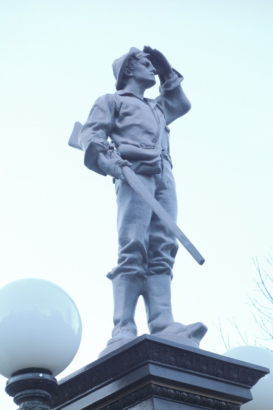 "Pioneer Mike" statue. Photo by Daderot. https://commons.wikimedia.org/wiki/File:H._B._and_H._H._Carter_Memorial_Fountain_-_Ashland,_Oregon_-_DSC02663.JPG