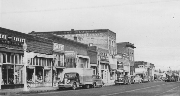 Hansen Hardware at far right, about 1948