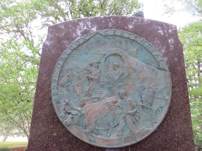 Oregon Centennial medallion on reverse of monument. Photo by Cynthia Prescott.