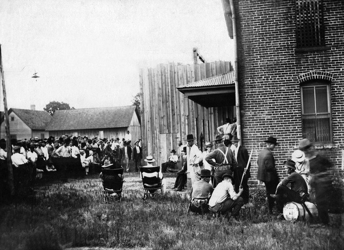 The gathering of the last legal hanging in Paris, Arkansas on July 15, 1914.