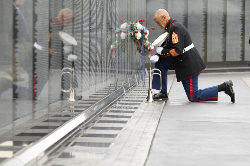 A veteran visiting the replica wall in Tupelo on the day it was dedicated. 