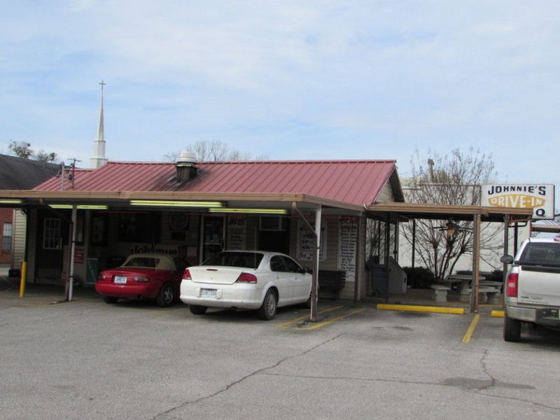 The outside of Johnnie's Drive-In