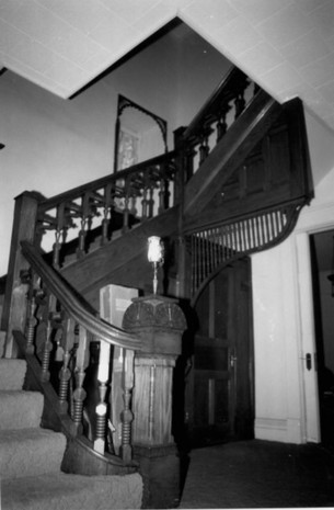 Oak grand staircase in entrywa in 1989 (Sone)