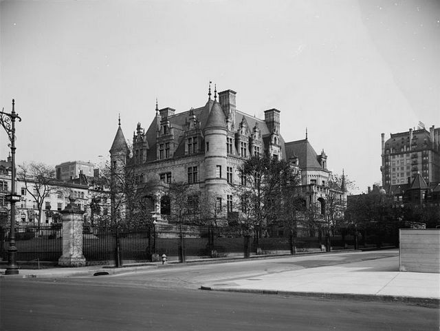 The Schwab mansion (Riverside) as it appeared in the late 1800s