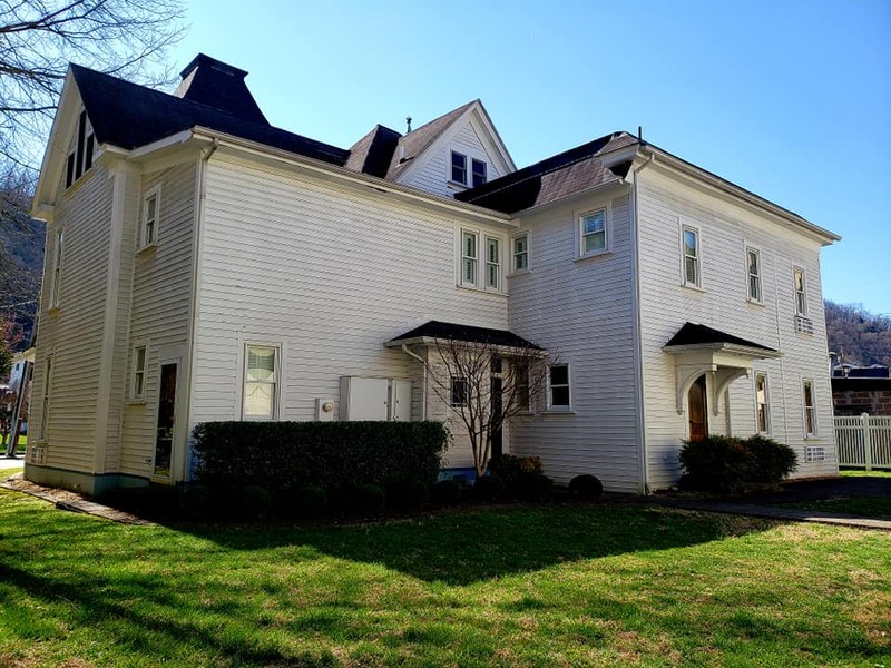 Back view of the Pikeville Historic Mansion Bed and Breakfast