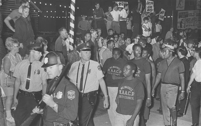 March on 16th Street Bridge August 28, 1967. Credit: Journal Sentinel files