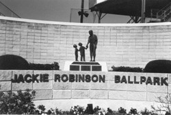 Statue of Jackie Robinson 