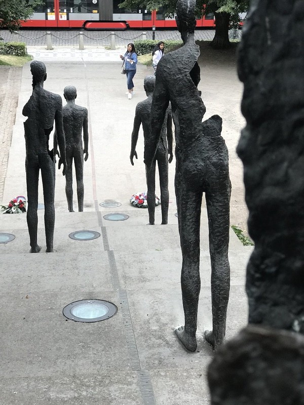 If able, see the Memorial at night when it is lit from below.