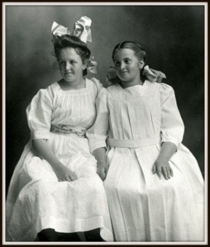 Photograph of sisters Marion and Dorothy Brockway
