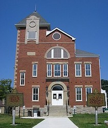 The front view of the court house with its historical status signs.