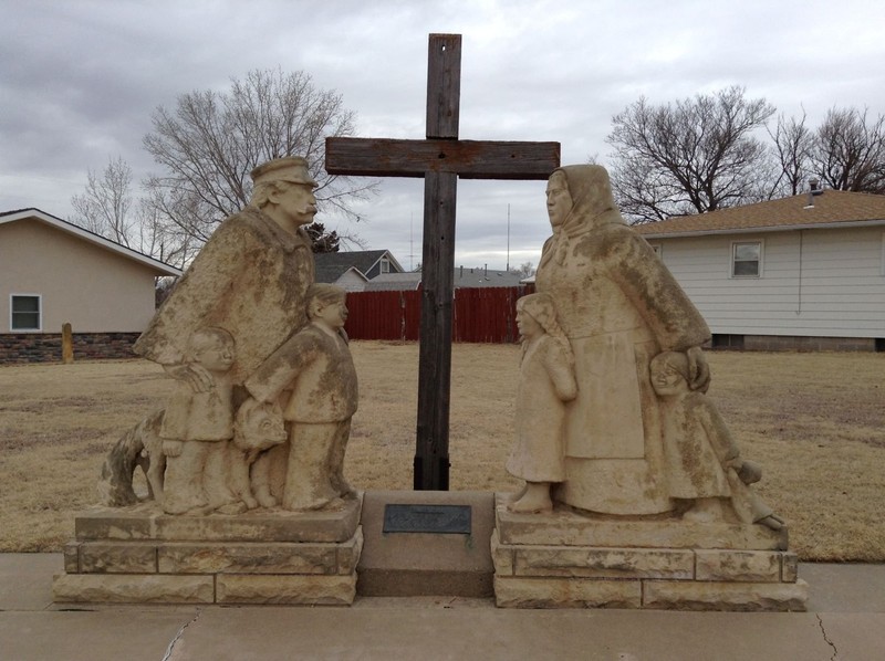 Victoria Pioneer Family statue. Photo by Juti Winchester.