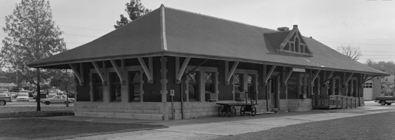Photo of Big Four Depot in original location (HABS ca. 1983)