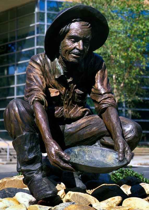 The 49er Miner statue at its original location, with the Reese Building in the background, 2006.