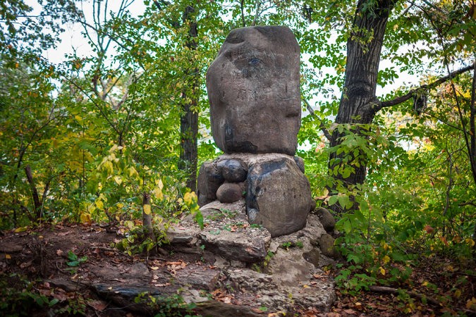 Stone marker of the redoubt located near Fort Washington 