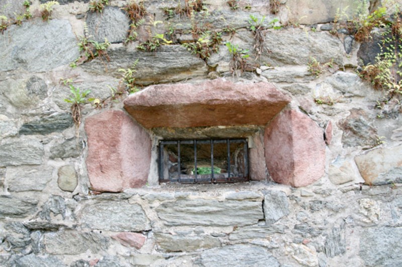 Gunport, red sandstone, The Blockhouse