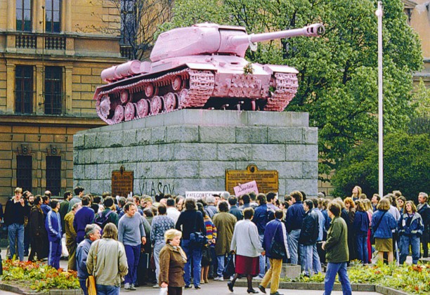 Czech artist David Černý's pink tank aims to provoke debate on democracy in  Stockholm