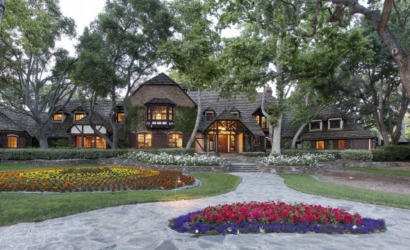 Today, under its original name of Sycamore Valley Ranch, Colony Capital continues to pay for the upkeep of the property.