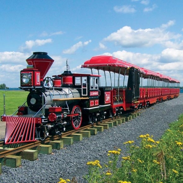 The 36” gauge Neverland Valley Railroad’s circuit covered around a quarter of mile and was linked to the main residence, the movie theater, and the zoo. 