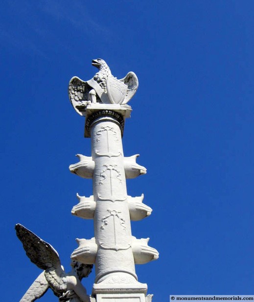 Close-up of the eagle perched at the top of the monument.