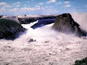 This is a picture of the Catastrophic failure on June 5, 1976.