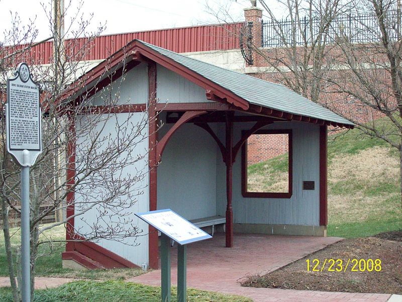 Passenger shed built in the 1930s by Pubdog on Wikimedia Commons (public domain)