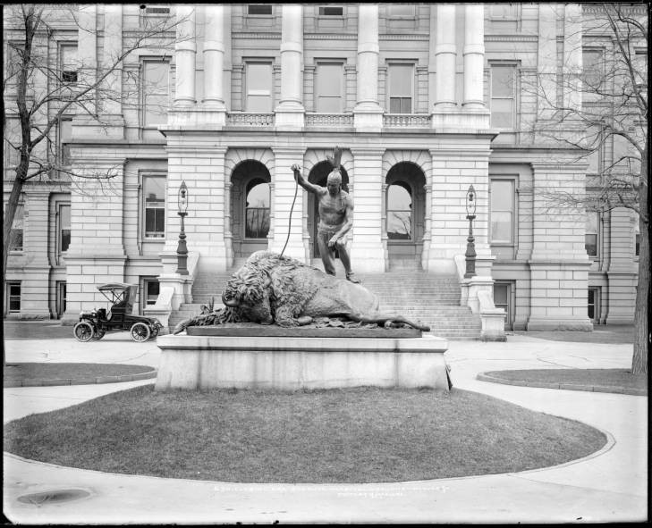Closing Era Statue in 1910