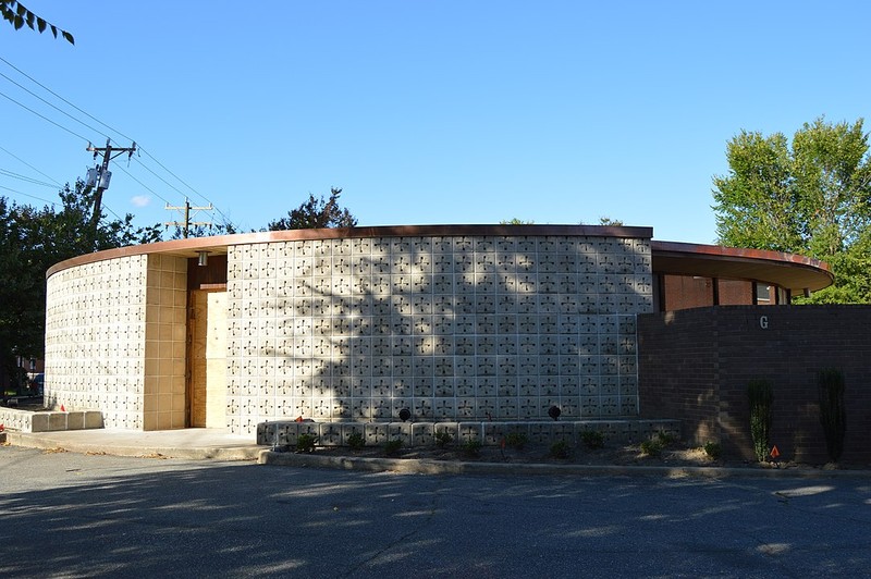 Photograph of exterior block wall, Higgins Doctors Office Bldg. by Nyttend (2017)