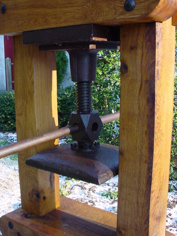 Detail of screw mechanism.