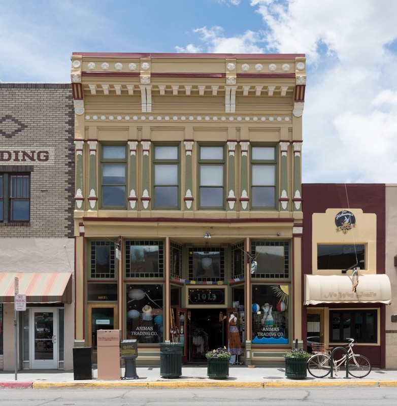 2015 photo of Main Street Furnishings Building, with Animas Trading Co. shop on first floor (Hightower)