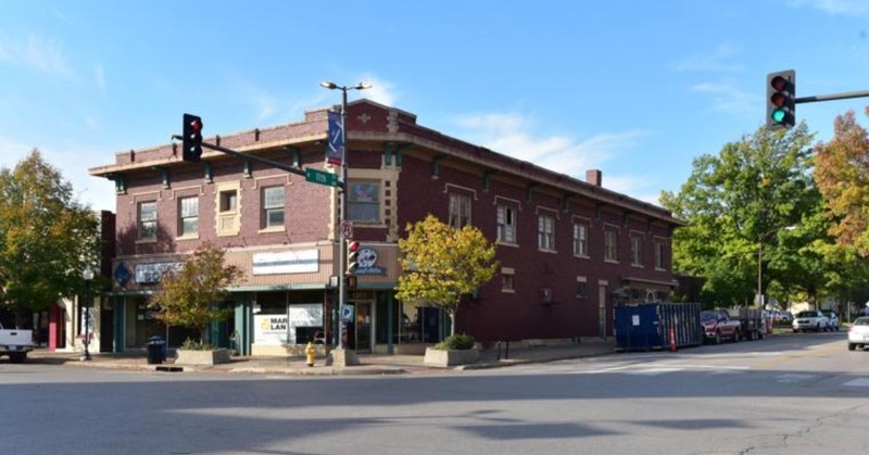 2017 photograph E and N facades of J.E. Stubbs Building during renovations (KSKS)