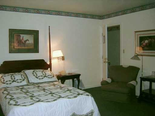 One of the many rooms of the Glen Farris Inn