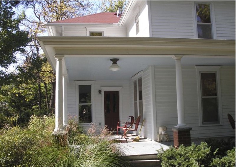 Northeast corner of Ferdnand-Strong House, entrance porch, 2007 photograph (Nimz 2007)