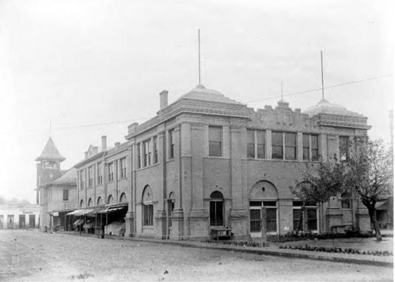 Photo of City Market Building taken after 1912 additions, fire bell far left (Fernandez 2018)