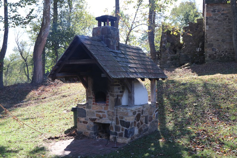 Image of a oven with a wooden roof.