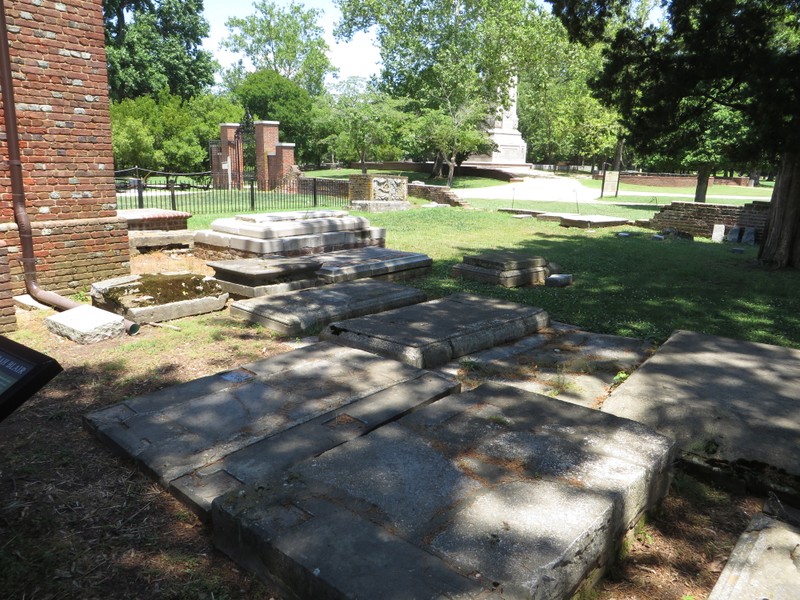 Jamestown Historic Cemetery by Ser Amantio di Nicolao on Wikimedia Commons (CC BY-SA 2.0)