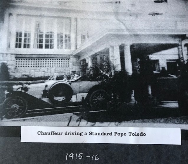 Chauffeur driving a Standard Pope Toledo (1915-1916)