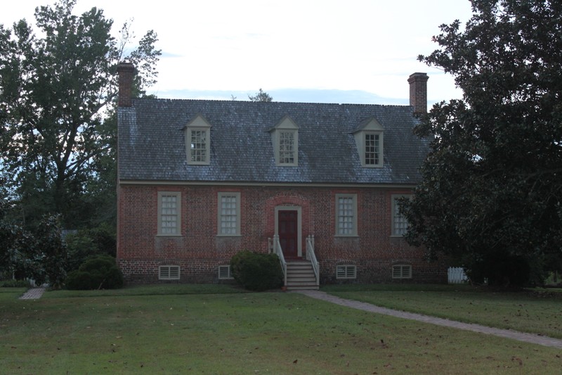 Smith's Fort Plantation House by NatWebb on Wikimedia Commons (CC BY-SA 3.0)