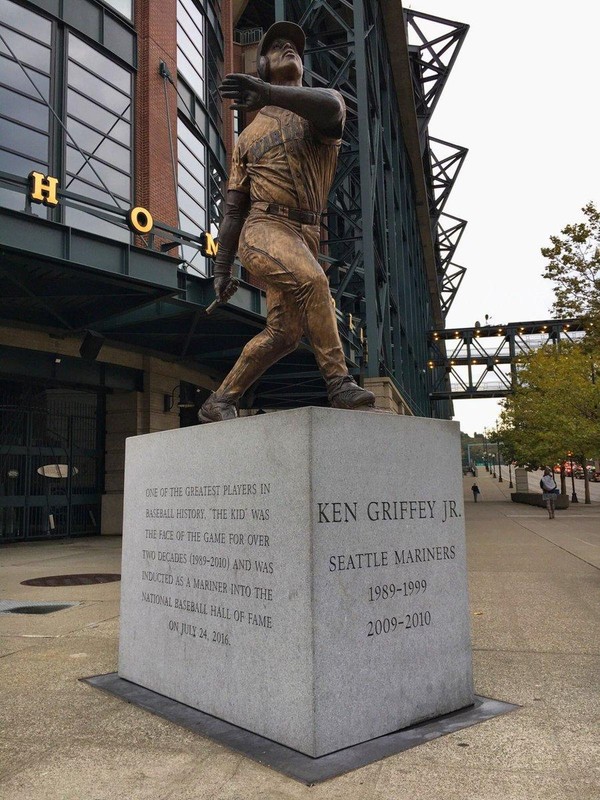 Mariners unveil Ken Griffey Jr. statue outside Safeco Field