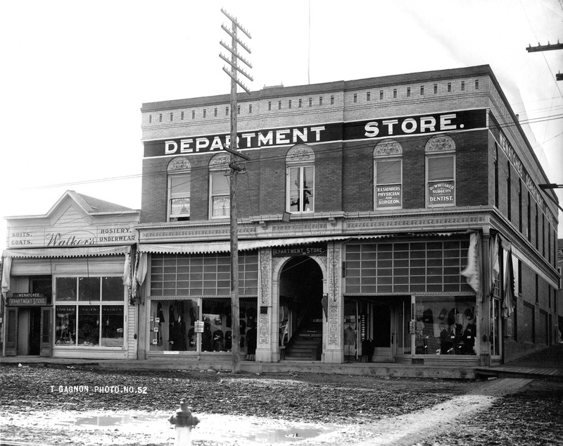 Wenatchee Department Store: Street Level: Walker's. Second story windows: H.A. Saunders, Physician and Surgeon; Dr. Whitaker, Surgeon and Dentist; Doctor Frank Culp. Sign on the stairs: F.F. Keller, Real Estate and Insurance.