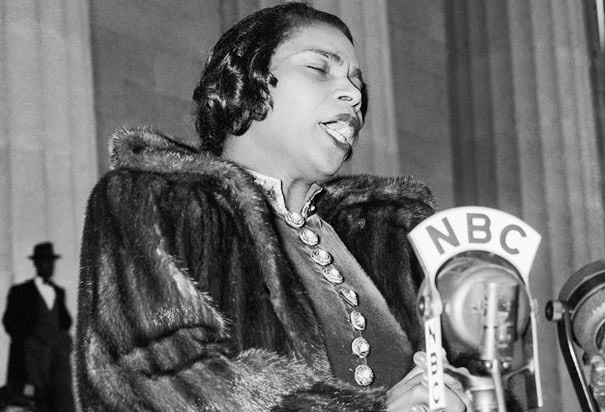 Marian Anderson sings at the Lincoln Memorial. Photo credit to history.com