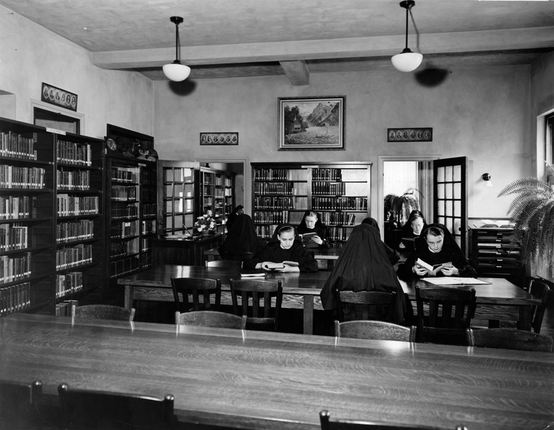 Candidates studying the Marian College library located in the Sisters of St. Agnes motherhouse, 1930s.