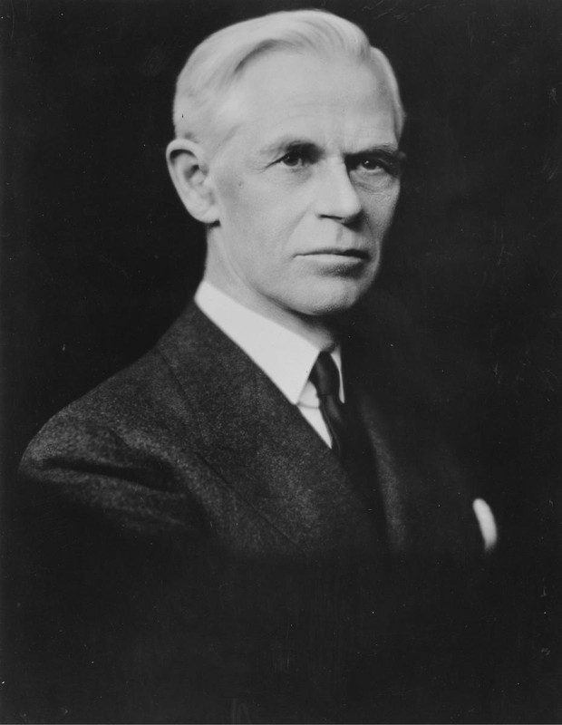 Forehead, Tie, Jaw, Coat