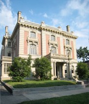 The Filson acquired the Ferguson Mansion in 1986. This Beaux Arts mansion was built in the 1920s for the family of Edwin Hite Ferguson, a leading industrialist. The building later became a funeral parlor in the 1920s.