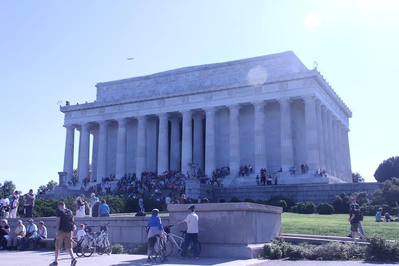 The Lincoln Memorial bears a neoclassical design with large columns and marble. It is reminiscent of the Parthenon in Athens, considered the cradle of democracy.