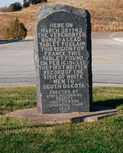 This monument commemorates the discovery of the plate and its significance to national history.