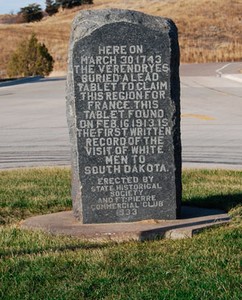 This monument commemorates the discovery of the plate and its significance to national history. 