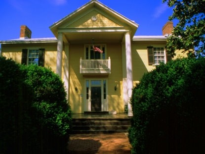 Front of Ash Lawn-Highland
