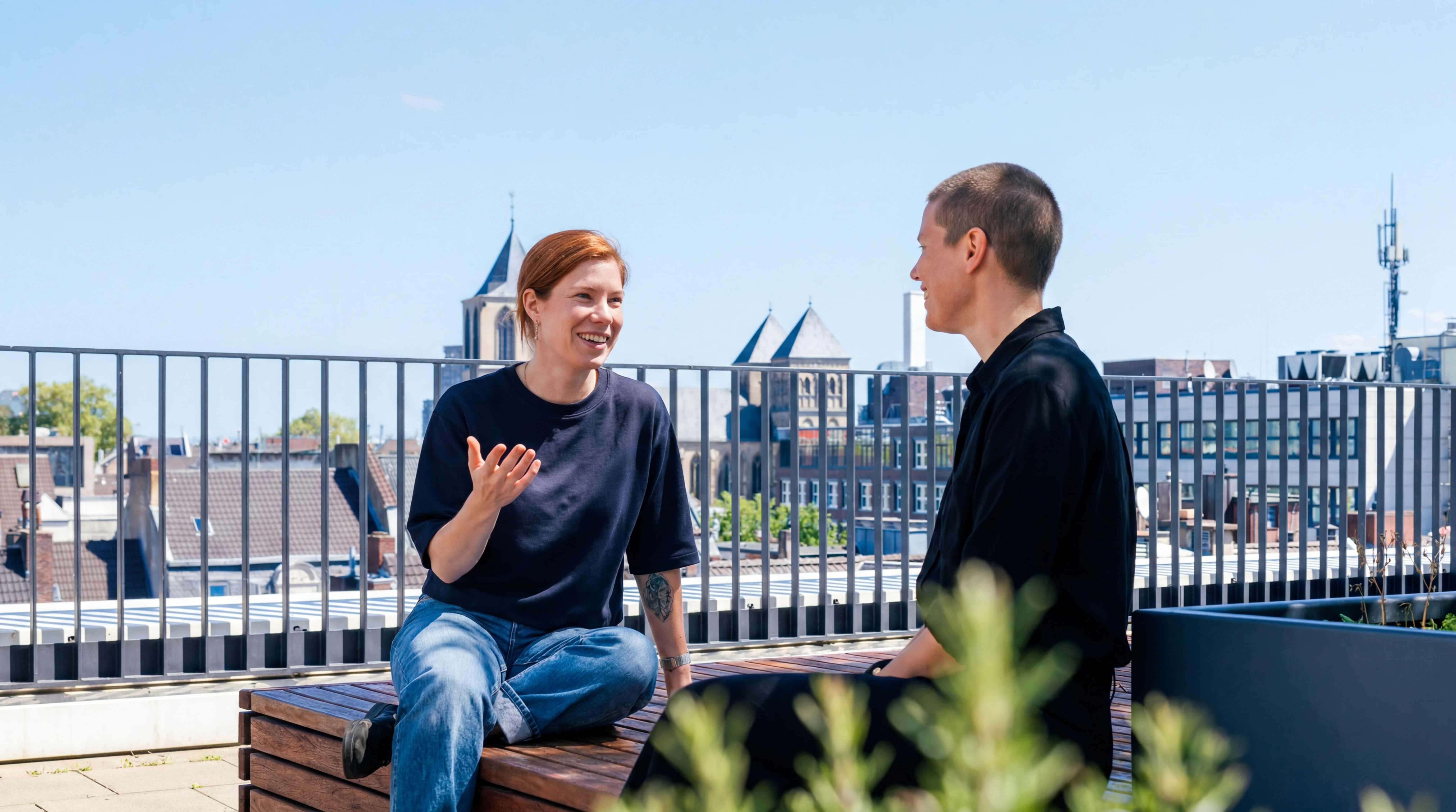 HRS Hybridfilm: zwei Mitarbeitende im Gespräch auf der rekonstruierten Dachterrasse.