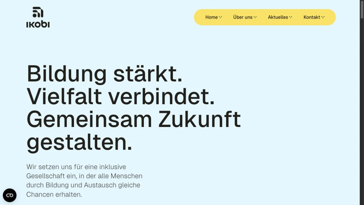 iKoBi: Startseite mit Wort-Bild-Marke, hellblauem Hintergrund, gelber Navigation und großer Typografie.