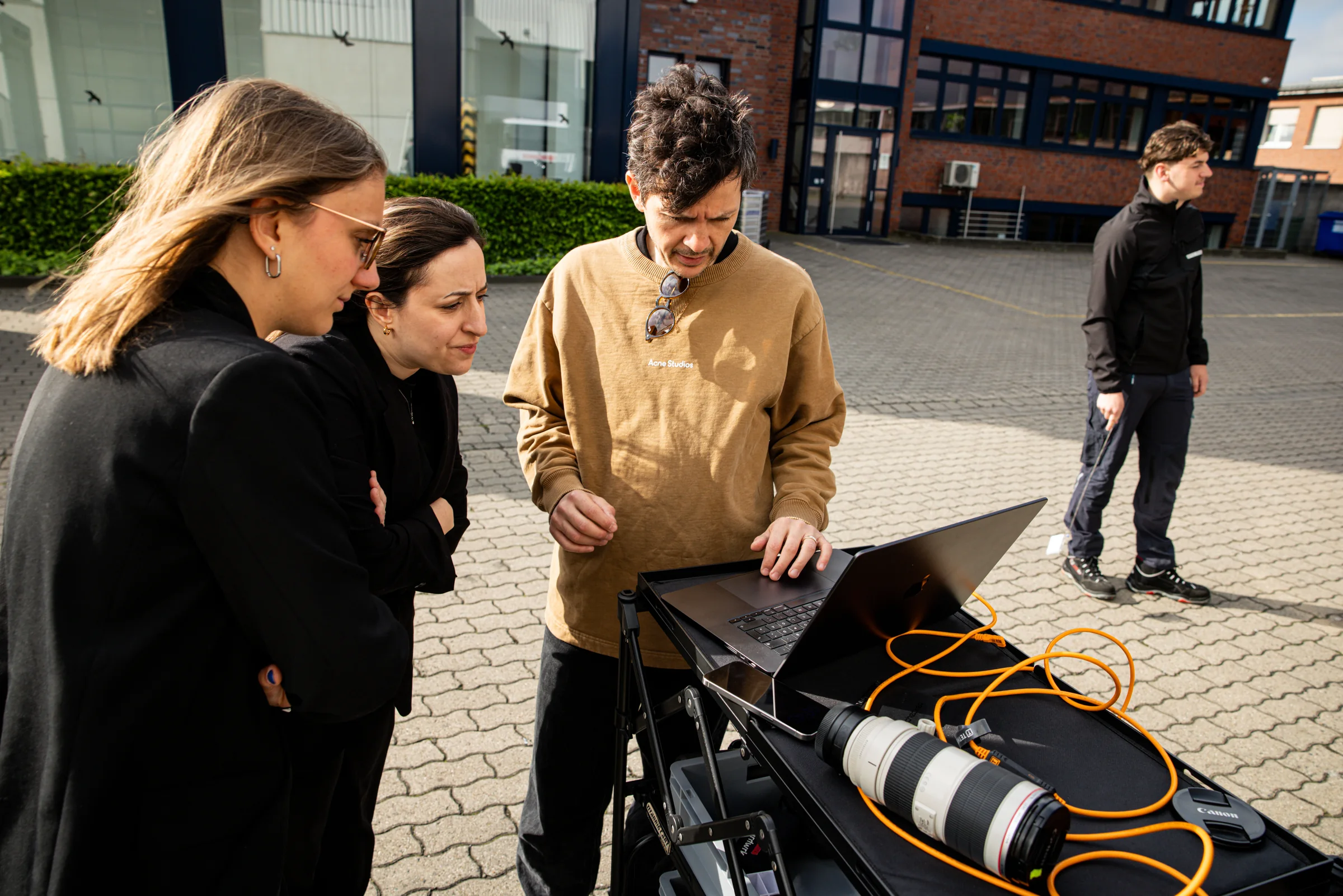 Gemeinsame Bildabstimmung am Laptop während der Fotoproduktion